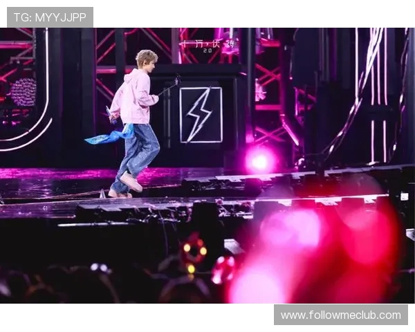 汪苏泷 “十万伏特 2.0” 荷尔蒙舞台杀疯了！建议锁死这一风格，粉丝：舞台蛊王非你莫属！(1)